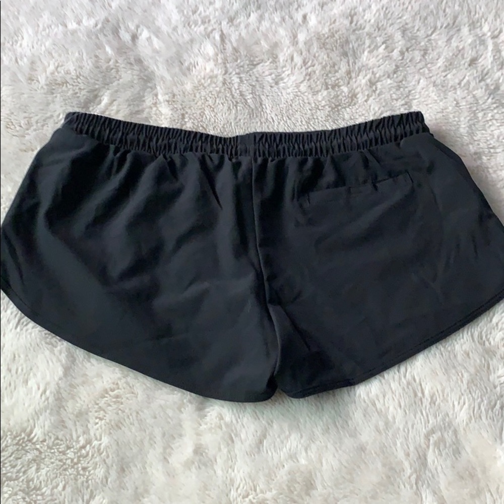 New Fabletics Short - Picture 3 of 7